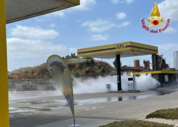 Simaxis: perdita di gas da un sebatoio di Gpl in un distributore, sul posto i vigili del fuoco