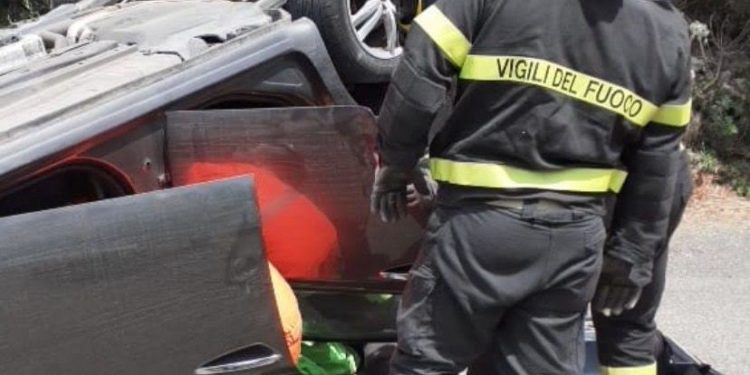 Incidente stradale sulla Modolo-Bosa, intervengono i vigili del fuoco
