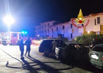 Golfo Aranci: a fuoco tre auto, intervengono i vigili del fuoco