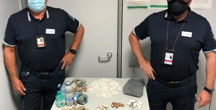 Nuovo sequestro di materiali illecitamente prelevati dalle coste sarde all’aeroporto di Alghero