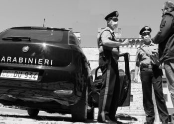 Sfila nudo per strada a Donori durante un’esibizione artistica, denunciato un insegnante originario di Campobasso