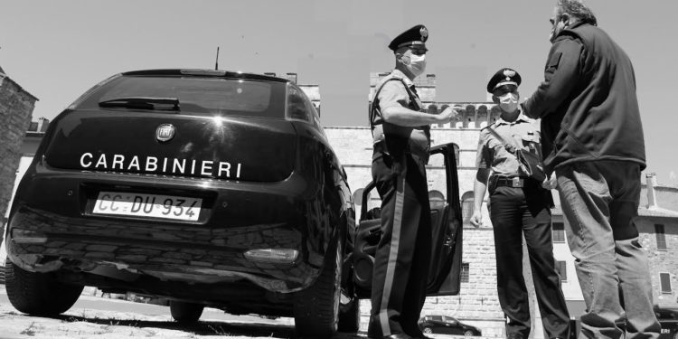 Sfila nudo per strada a Donori durante un’esibizione artistica, denunciato un insegnante originario di Campobasso