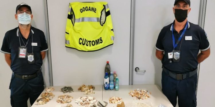 Nuovi sequestri di sabbia, ciottoli e conchiglie all’aeroporto di Alghero