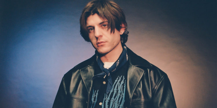 Rkomi, uno dei talenti più convincenti della scena rap e cantautorale italiana, arriva ad Alghero con un concerto da subito sold out