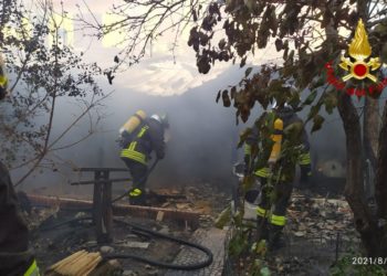Sanluri: incendio di una legnaia, i vigili del fuoco spengono le fiamme mettono in sicurezza due bombole di GPL