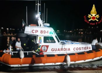 San Teodoro: a fuoco una barca a vela, intervengono i vigili del fuoco