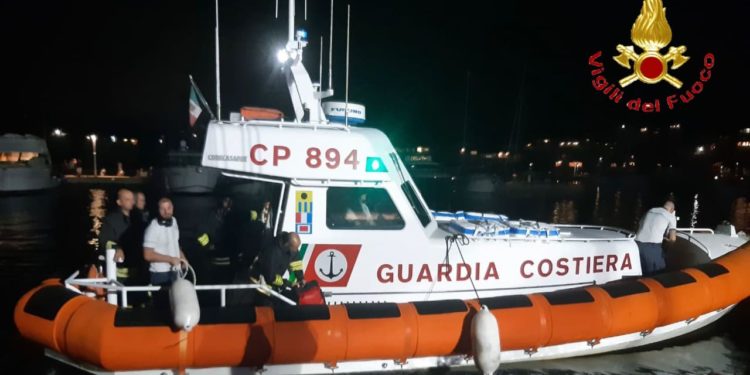San Teodoro: a fuoco una barca a vela, intervengono i vigili del fuoco