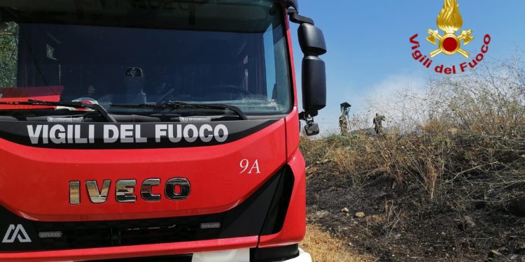 Mandas: incendio di vegetazione raggiunge una discarica di rifiuti inerti, sul posto i vigili del fuoco
