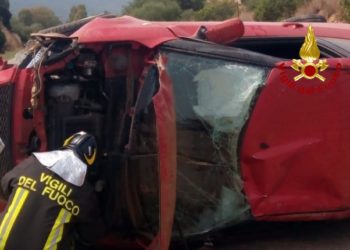 Incidente stradale sulla provinciale 18, due auto coinvolte, i vigili del fuoco mettono in sicurezza i veicoli e la sede stradale