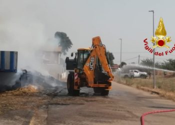 incendio di un semirimorchio in sosta carico di rotoballe di fieno, i vigili del fuoco spengono le fiamme e mettono in sicurezza l’area