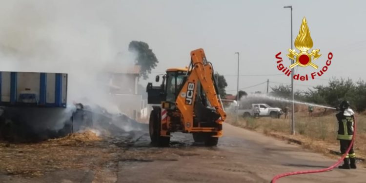 incendio di un semirimorchio in sosta carico di rotoballe di fieno, i vigili del fuoco spengono le fiamme e mettono in sicurezza l’area