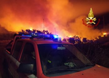 Vasto incendio nelle campagne di Mandas nel corso della notte, lo hanno spento i vigili del fuoco