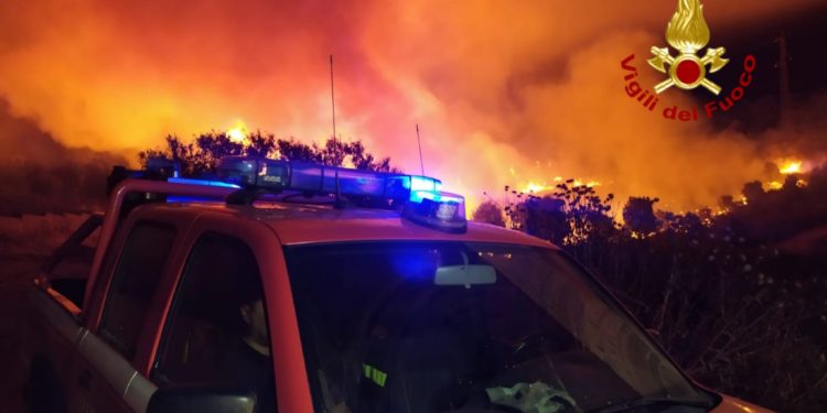 Vasto incendio nelle campagne di Mandas nel corso della notte, lo hanno spento i vigili del fuoco