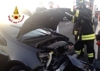Incidente stradale sulla statale 131, intervento dei vigili del fuoco per la messa in sicurezza dei veicoli e della sede stradale