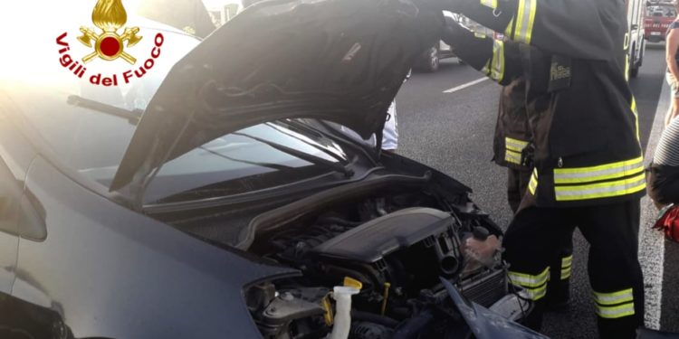 Incidente stradale sulla statale 131, intervento dei vigili del fuoco per la messa in sicurezza dei veicoli e della sede stradale