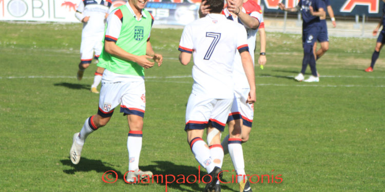 Filippo Mascia saluta Sassari e firma a Latina