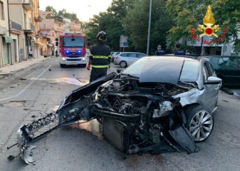 Nuoro: incidente stradale in via Repubblica, sul posto i vigili del fuoco