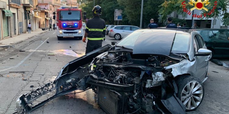 Nuoro: incidente stradale in via Repubblica, sul posto i vigili del fuoco