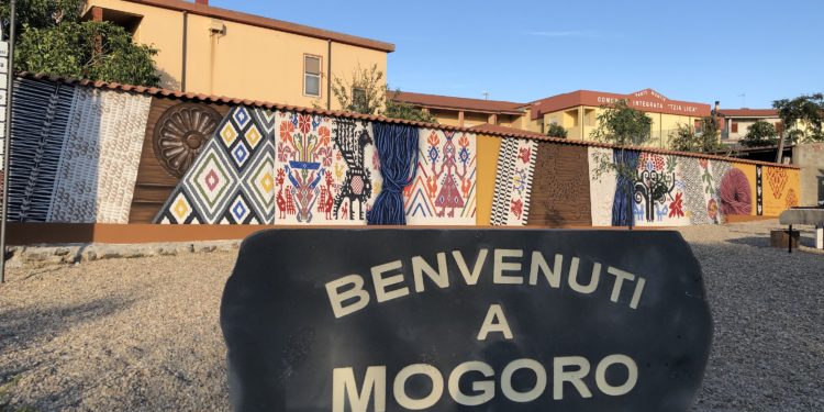 C’è stato un afflusso regolare e costante di visitatori ieri, a Mogoro, nella prima giornata della 60ª Fiera dell’Artigianato Artistico della Sardegna