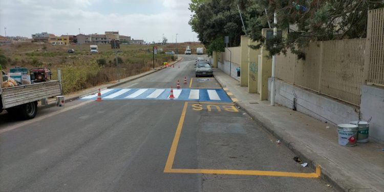 Porto Torres, ecco la nuova segnaletica orizzontale di fronte alle scuole, parte lo sfalcio delle erbacce