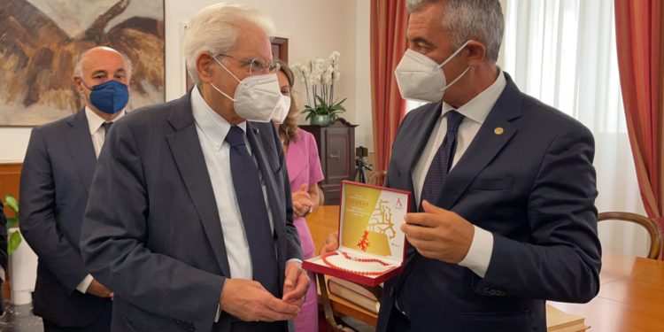 Alghero: finite le vacanze del presidente della Repubblica, Sergio Mattarella. Il sindaco lo omaggia con il corallo
