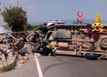 Incidente stradale sabato pomeriggio  a Cagliari, un furgone è finito contro la barriera spartitraffico tra l’asse mediano e l’innesto che porta in via dei Conversi