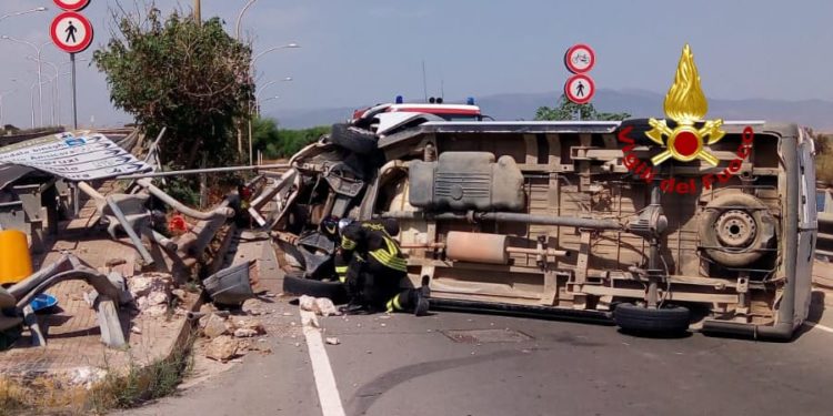 Incidente stradale sabato pomeriggio  a Cagliari, un furgone è finito contro la barriera spartitraffico tra l’asse mediano e l’innesto che porta in via dei Conversi