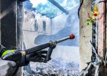 Bosa: a fuoco un alloggio turistico, intervengono i vigili del fuoco