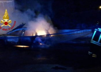 Incendio di un’auto in sosta nel centro abitato di Quartu, i vigili del fuoco spengono le fiamme e mettono in sicurezza l’area