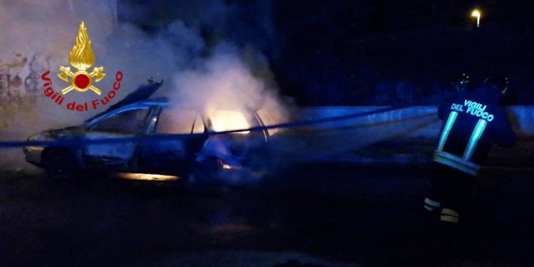 Incendio di un’auto in sosta nel centro abitato di Quartu, i vigili del fuoco spengono le fiamme e mettono in sicurezza l’area
