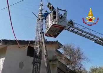 A Sestu i vigili del fuoco hanno soccorso una persona sul tetto di un’abitazione