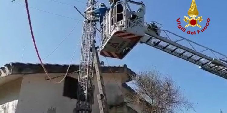 A Sestu i vigili del fuoco hanno soccorso una persona sul tetto di un’abitazione