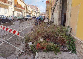Alghero, pulizia in via Macciotta: sparisce il palo nel terrazzino