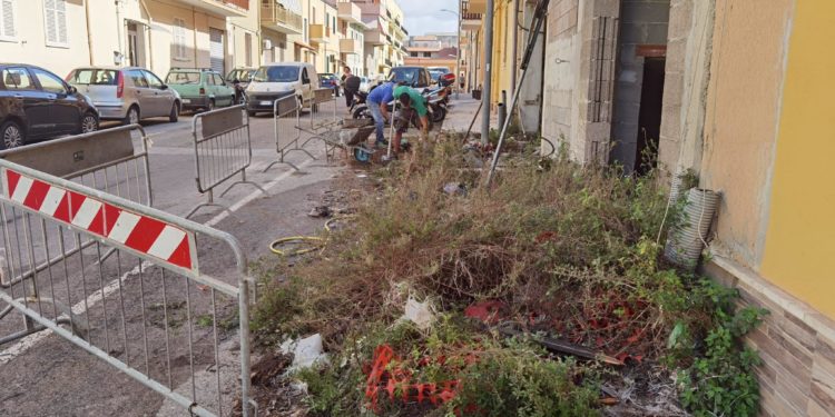 Alghero, pulizia in via Macciotta: sparisce il palo nel terrazzino