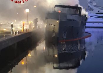 Olbia: a fuoco un’imbarcazione ancorata nel porto turistico, intervengono i vigili del fuoco