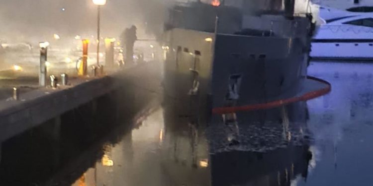 Olbia: a fuoco un’imbarcazione ancorata nel porto turistico, intervengono i vigili del fuoco