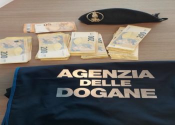 I funzionari ADM di Sassari hanno scoperto oltre 76.000 euro non dichiarati all’aeroporto di Olbia