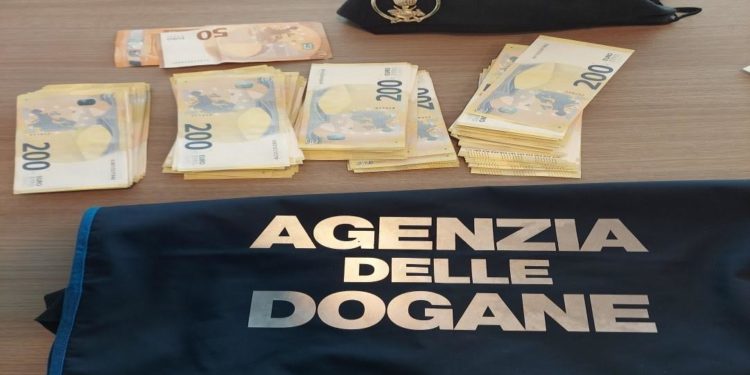 I funzionari ADM di Sassari hanno scoperto oltre 76.000 euro non dichiarati all’aeroporto di Olbia