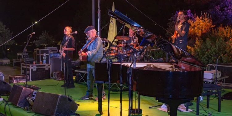 Piero Marras e Mirtò contro la piaga degli incendi, concerto e spot sabato 4 settembre, a Castelsardo, sul set della “Sirenetta”