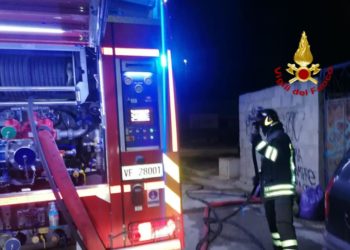 Selargius: a fuoco una struttura in legno, intervengono i vigili del fuoco