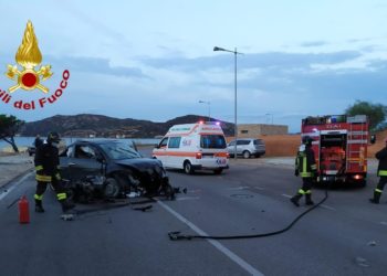 La Maddalena: incidente stradale in via Ammiraglio Mirabello, sul posto i vigili del fuoco