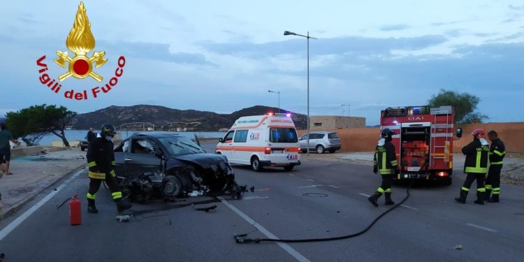 La Maddalena: incidente stradale in via Ammiraglio Mirabello, sul posto i vigili del fuoco