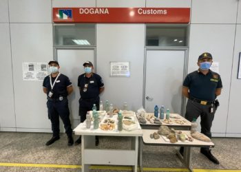 All’aeroporto di Alghero, ennesimo sequestro di sabbia, ciottoli e conchiglie illecitamente prelevati dagli arenili sardi