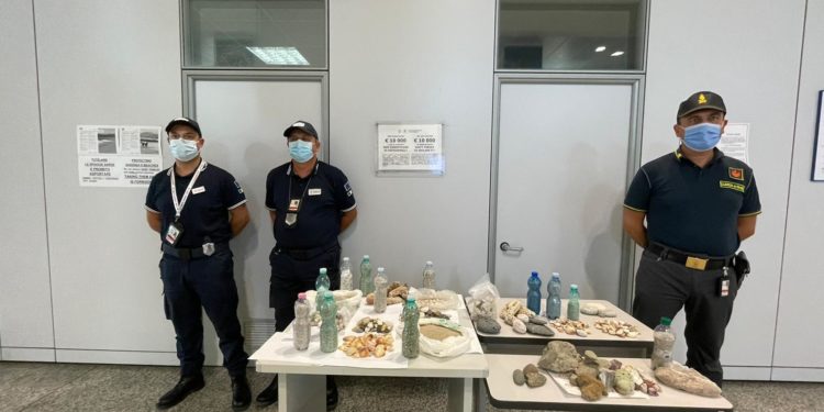 All’aeroporto di Alghero, ennesimo sequestro di sabbia, ciottoli e conchiglie illecitamente prelevati dagli arenili sardi