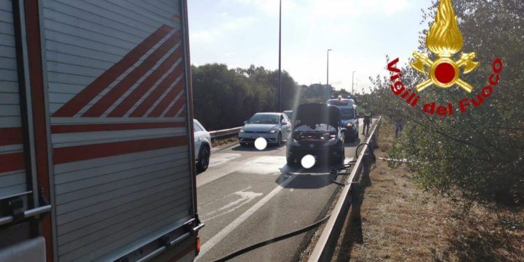 Olbia: principio di incendio di un’auto alimentata a Gpl, sul posto i vigili del fuoco