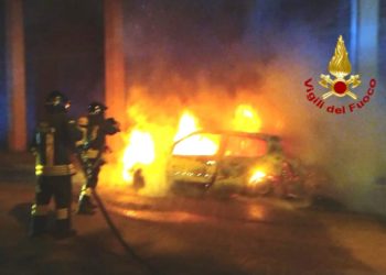 Assemini: a fuoco un’auto in sosta, sul posto i vigili del fuoco