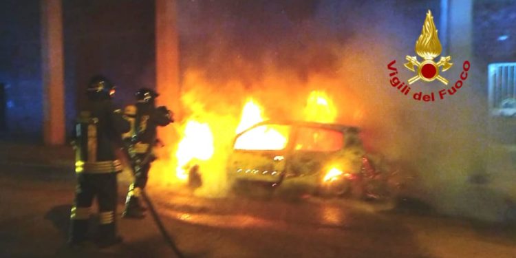 Assemini: a fuoco un’auto in sosta, sul posto i vigili del fuoco