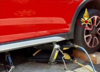 A Quartu Sant’Elena, i vigili del fuoco estraggono una donna rimasta incastrata sotto un’auto