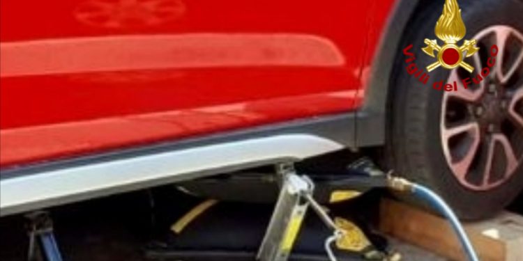 A Quartu Sant’Elena, i vigili del fuoco estraggono una donna rimasta incastrata sotto un’auto