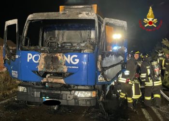 Bari Sardo: a fuoco un autocarro sulla 125, sul posto i vigili del fuoco